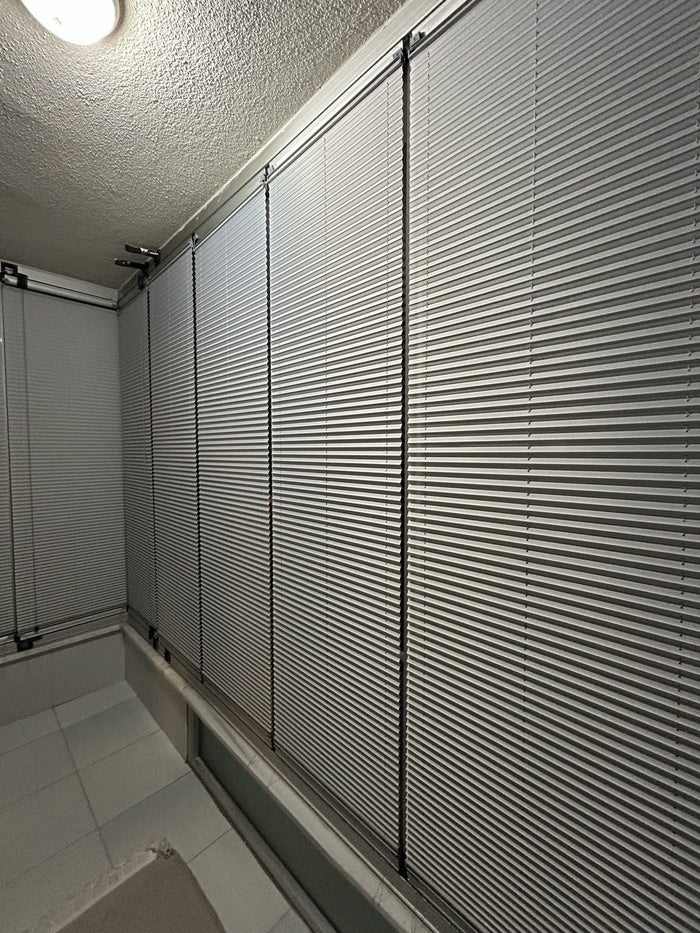 Gri plise · Cam balkon
