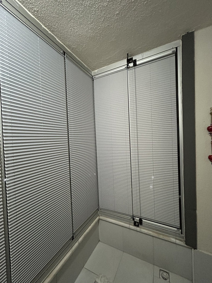 Gri plise · Köşe cam balkon