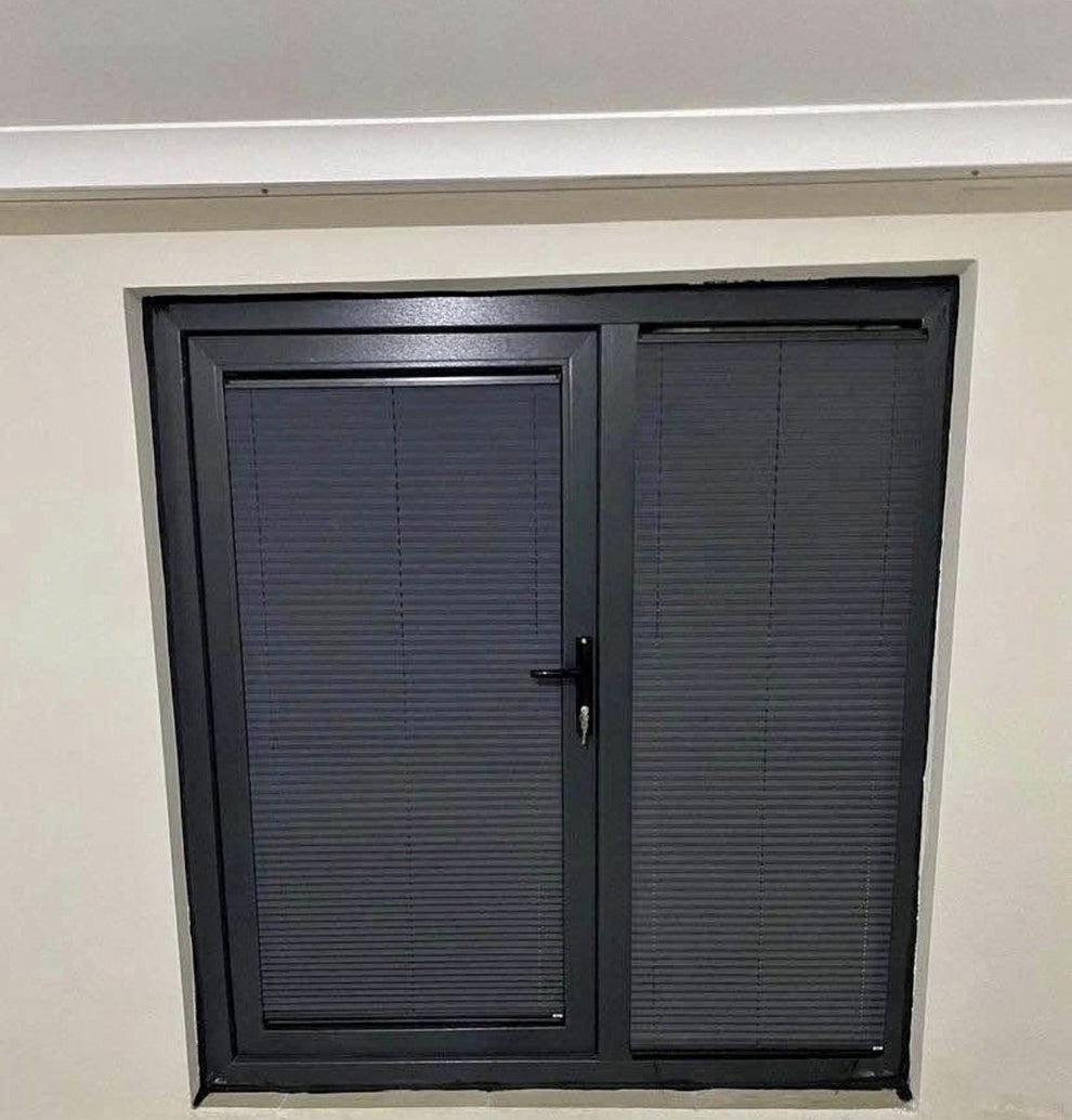 PVC pencerede antrasit plise perde uygulaması