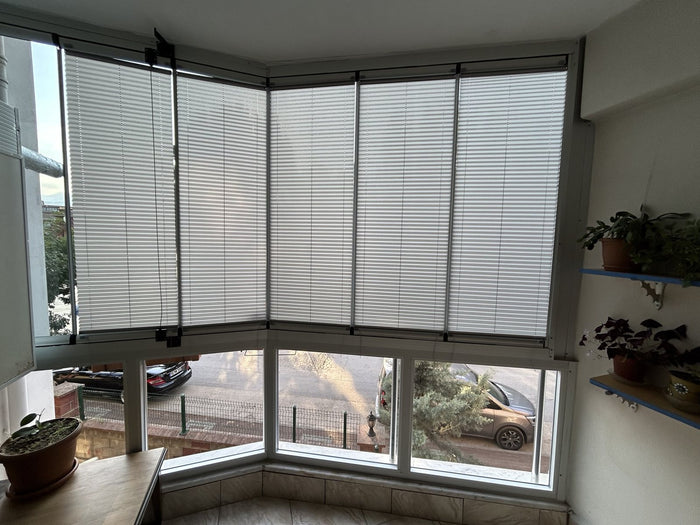 Beyaz plise · Köşe cam balkon
